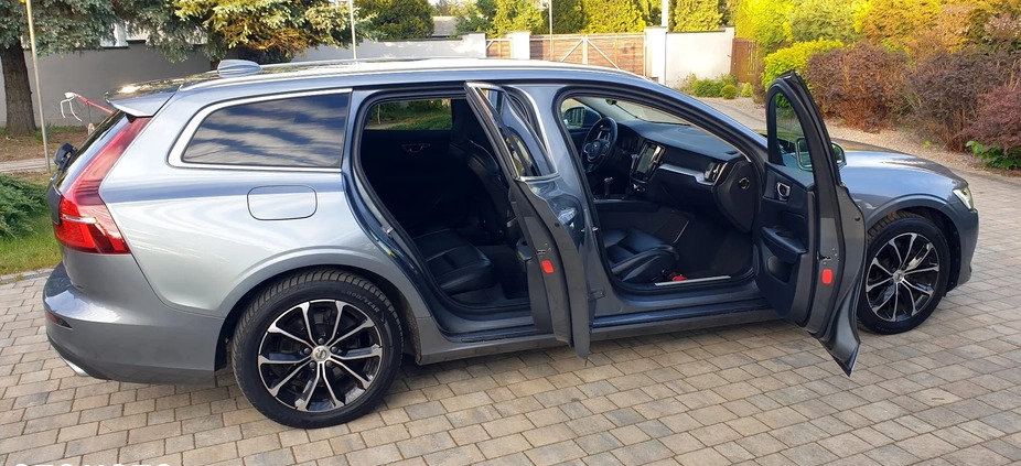 Volvo V60 cena 79900 przebieg: 139000, rok produkcji 2019 z Sulejów małe 596